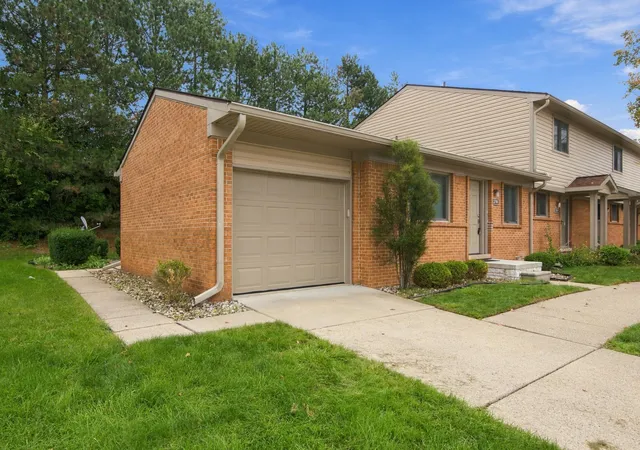 Photo 2 of Condo for sale at 3700 Old Crk Rd, Troy, MI 48084 | MLS# 81026048937 | Listing updated on 2026-10-15