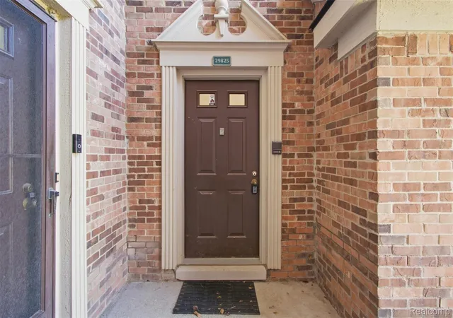 Listing Photo 2 - Condo for sale in building located at 29825 Indian Trl, Farmington Hills, MI 48331