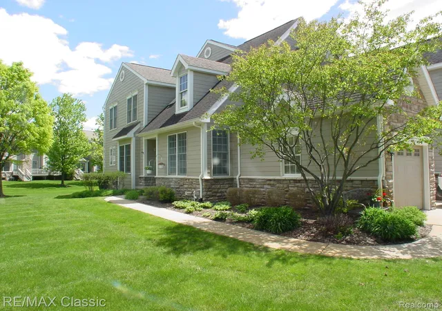 Listing Photo 2 - Condo for sale in building located at 26426 Island Lake Dr, NoviCity_Oakland, MI 48374 - Unit #24