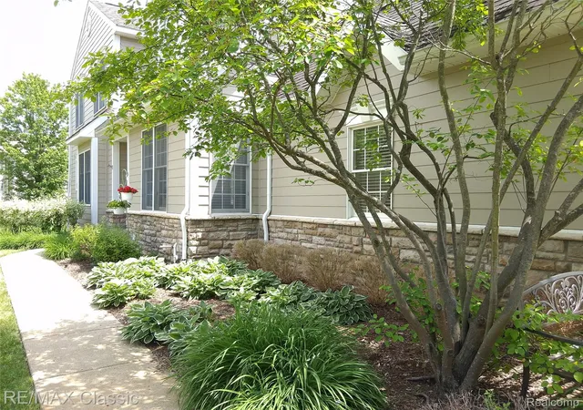 Listing Photo 1 - Condo for sale in building located at 26426 Island Lake Dr, NoviCity_Oakland, MI 48374 - Unit #24