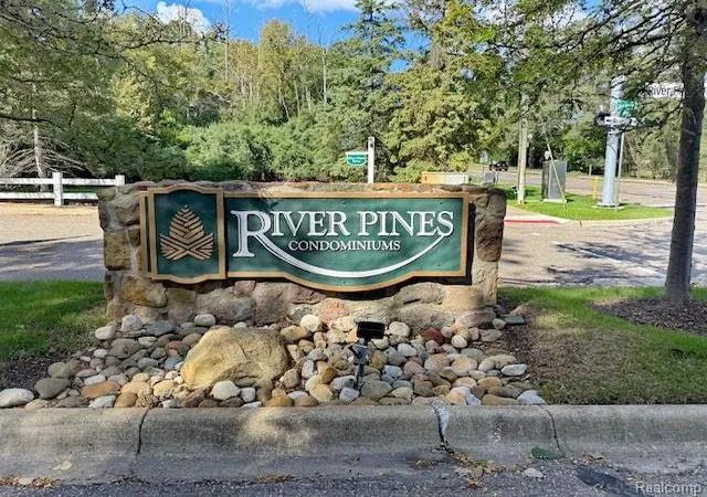 Photo 2 of Condo for sale at 35285 Lone Pine Ln, Farmington Hills, MI 48335 | MLS# 20261074356 | Listing updated on 2026-10-17