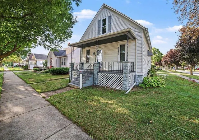 Photo 2 of Single family home for sale at 2007 18th Street, Bay City, MI 48708 | MLS# 61050221811 | Listing updated on 2026-10-04