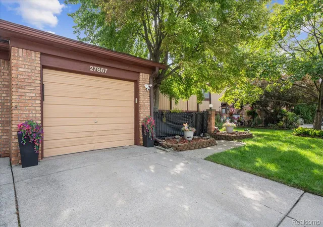 Photo 2 of Condo for sale at 27867 Addelia St, Warren, MI 48093 | MLS# 20261074380 | Listing updated on 2026-10-22