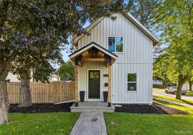 Photo 1 of Single family home for sale at 904 N Main St, Lapeer, MI 48446 | MLS# 20261074409 | Listing updated on 2026-10-17