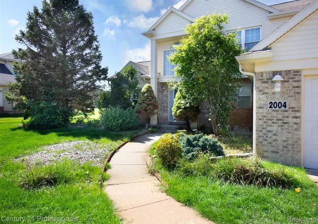 Photo 2 of Single family home for sale at 2004 Twin Sun Cir, Walled Lake, MI 48390 | MLS# 20261074418 | Listing updated on 2026-10-20