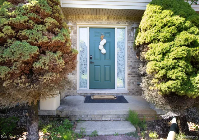 Photo 3 of Single family home for sale at 2004 Twin Sun Cir, Walled Lake, MI 48390 | MLS# 20261074418 | Listing updated on 2026-10-20