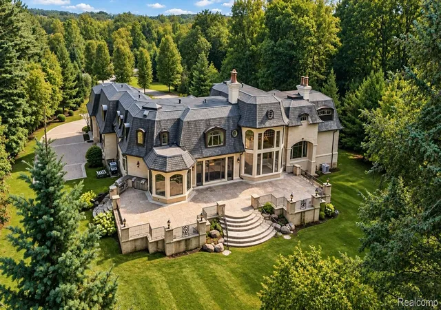 Photo 2 of Mansion for sale at 6250 Walnut Lake Rd, West Bloomfield, MI 48323 | MLS# 20261074442 | Listing updated on 2026-10-21