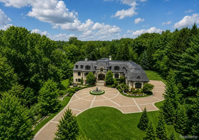 Photo 3 of Mansion for sale at 6250 Walnut Lake Rd, West Bloomfield, MI 48323 | MLS# 20261074442 | Listing updated on 2026-10-21