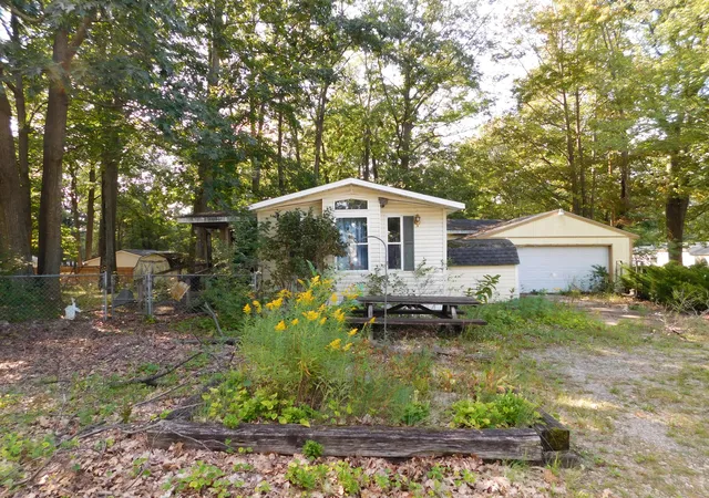 Photo 2 of Single family home for sale at 304 Magellan Ave, Houghton Lake, MI 48629 | MLS# 64026049043 | Listing updated on 2026-10-05