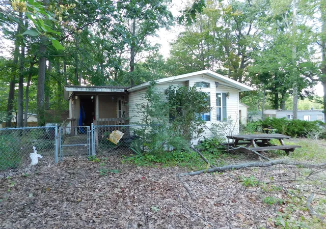 Photo 3 of Single family home for sale at 304 Magellan Ave, Houghton Lake, MI 48629 | MLS# 64026049043 | Listing updated on 2026-10-05