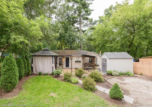 Photo 1 of Single family home for sale at 6550 Linville Dr, Brighton, MI 48116 | MLS# 20261074453 | Listing updated on 2026-10-18