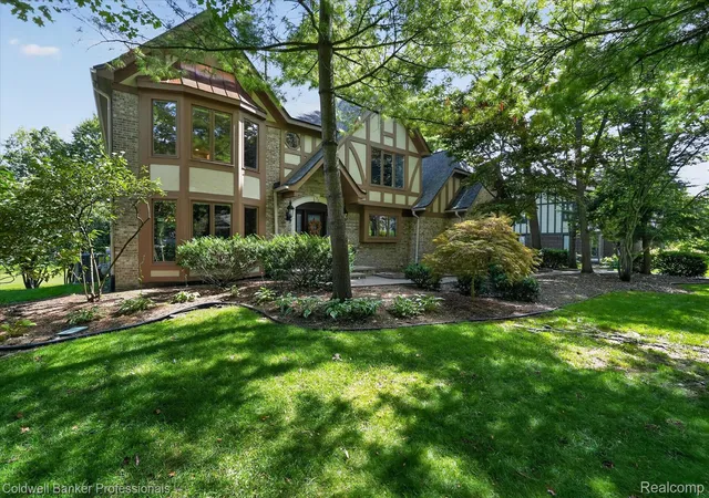 Photo 2 of Single family home for sale at 293 Kirksway Ln, Lake Orion, MI 48362 | MLS# 20261074464 | Listing updated on 2026-10-21