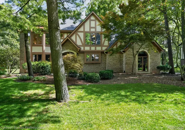 Photo 3 of Single family home for sale at 293 Kirksway Ln, Lake Orion, MI 48362 | MLS# 20261074464 | Listing updated on 2026-10-21
