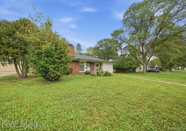 Photo 3 of Single family home for sale at 29700 Rock Crk Dr, Southfield, MI 48076 | MLS# 20261074505 | Listing updated on 2026-10-10