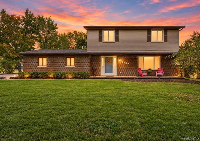 Photo 1 of Single family home for sale at 1225 Meadowood Dr, Waterford, MI 48327 | MLS# 20261074583 | Listing updated on 2026-10-19