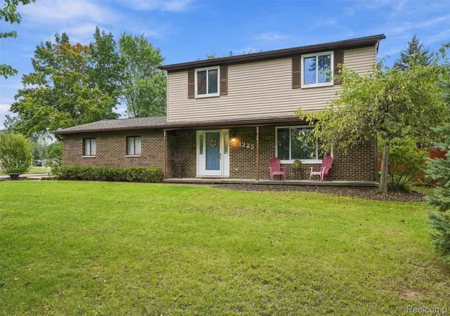 Photo 3 of Single family home for sale at 1225 Meadowood Dr, Waterford, MI 48327 | MLS# 20261074583 | Listing updated on 2026-10-19