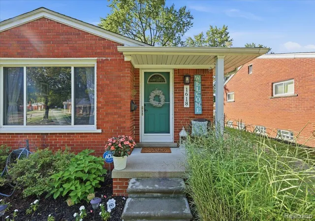 Photo 3 of Single family home for sale at 1618 Englewood Ave, Royal Oak, MI 48073 | MLS# 20261074587 | Listing updated on 2026-10-09