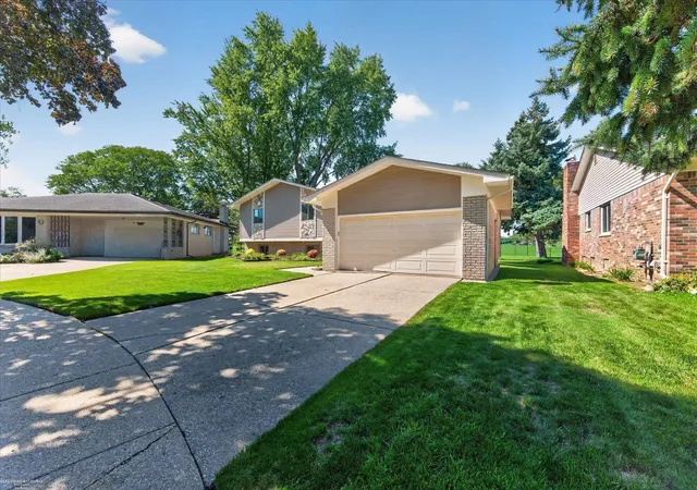 Photo 3 of Single family home for sale at 32843 Surow Dr, Warren, MI 48093 | MLS# 58050221876 | Listing updated on 2026-10-17