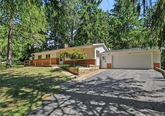 Photo 1 of Single family home for sale at 3416 E Pineview Dr, Dexter, MI 48130 | MLS# 20261074647 | Listing updated on 2026-10-11