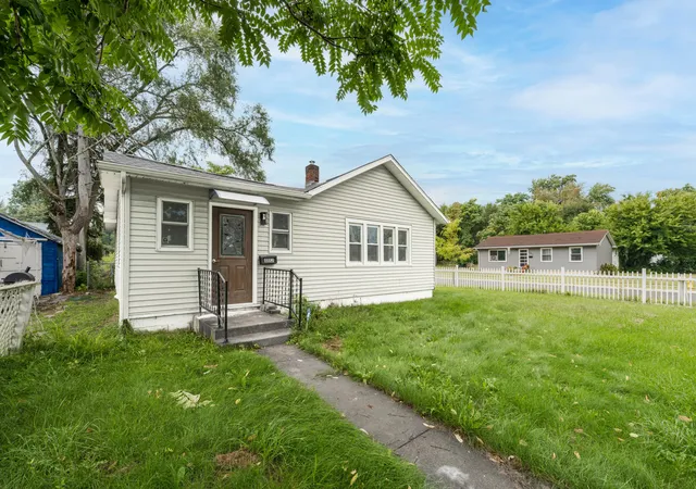 Photo 3 of Single family home for sale at 1112 Hurd Ave, Benton Harbor, MI 49022 | MLS# 69026049137 | Listing updated on 2026-10-17