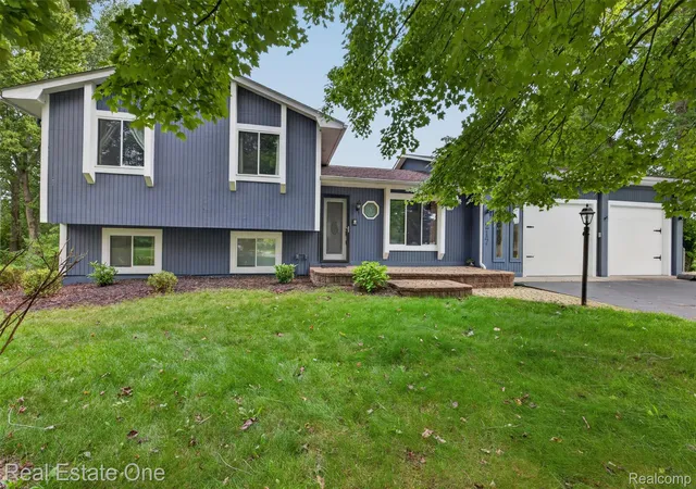 Photo 1 of Single family home for sale at 217 Davis Lake Dr, Oxford, MI 48371 | MLS# 20261074721 | Listing updated on 2026-10-10