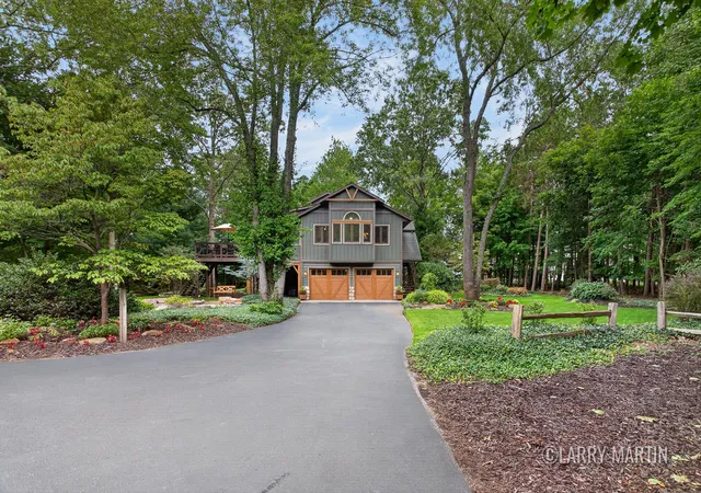 Photo 3 of Single family home for sale at 1895 W Lakewood Blvd, Holland, MI 49424 | MLS# 65026049194 | Listing updated on 2026-10-21