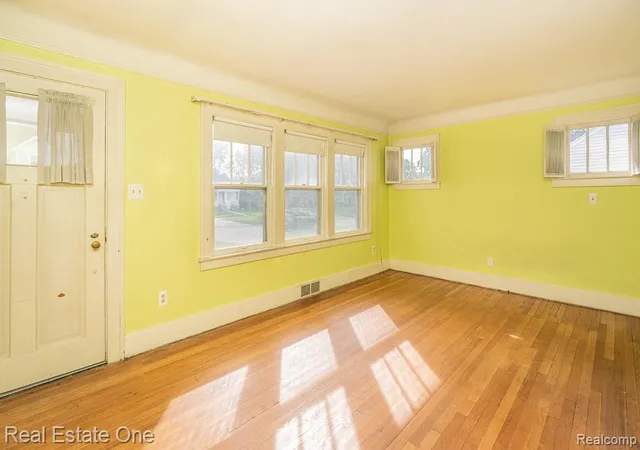 Photo 3 of Single family home for sale at 3137 Royal Ave, Berkley, MI 48072 | MLS# 20261074740 | Listing updated on 2026-10-19