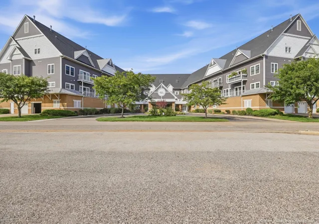 Photo 1 of Condo for sale at 917 W Savidge St #39, Spring Lake, MI 49456 | MLS# 71026049213 | Listing updated on 2026-10-09