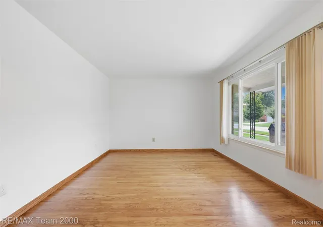 Photo 3 of Single family home for sale at 35512 Southampton St, Livonia, MI 48154 | MLS# 20261074888 | Listing updated on 2026-10-10