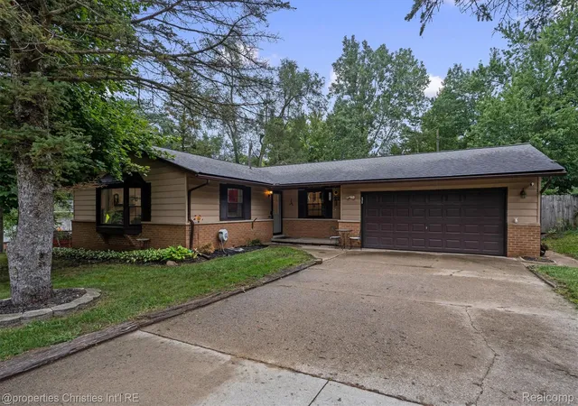 Photo 1 of Sale Pending at 225 S Williams Lake Rd, Waterford, MI 48327 | MLS# 20261074927 | Listing updated on 2026-10-10