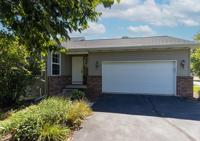 Photo 3 of Condo for sale at 318 Barrington Cir, Lansing, MI 48917 | MLS# 65026049312 | Listing updated on 2026-10-07