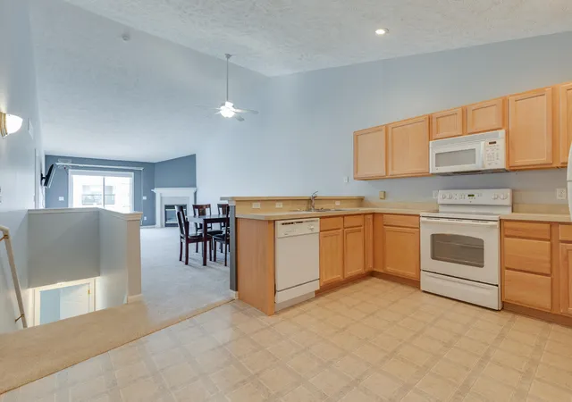 Listing Photo 4 - Condo for sale in building located at 318 Barrington Cir, Lansing, MI 48917