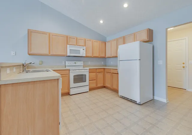 Listing Photo 5 - Condo for sale in building located at 318 Barrington Cir, Lansing, MI 48917