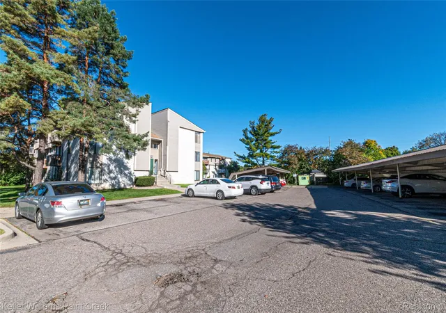 Listing Photo 4 - Condo for sale in building located at 31993 W 12 Mile Rd, Farmington, MI 48334 - Unit #313