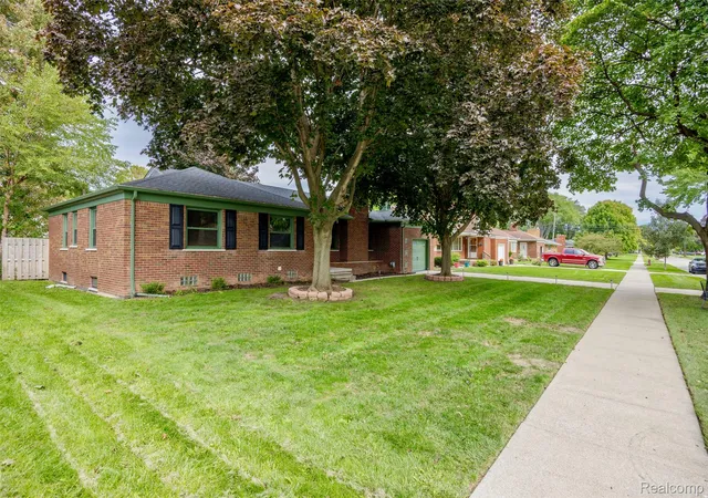 Photo 3 of Single family home for sale at 21819 Edgewood St, Saint Clair Shores, MI 48080 | MLS# 20261074982 | Listing updated on 2026-10-18