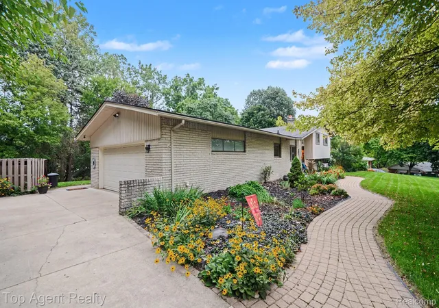 Photo 1 of Sale Pending at 1372 New Life Ln, Rochester Hills, MI 48309 | MLS# 20261075003 | Listing updated on 2026-10-14