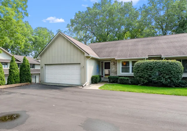 Listing Photo 1 - Condo for sale in building located at 321 Pratt Rd, Kalamazoo, MI 49001 - Unit #