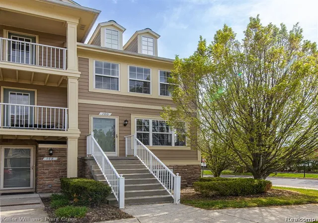 Listing Photo 2 - Condo for sale in building located at 100 Evergreen Trl, Lake Orion, MI 48362 - Unit #60