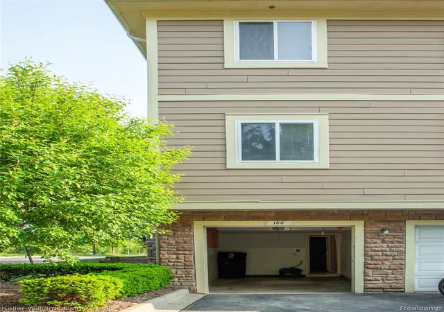 Listing Photo 3 - Condo for sale in building located at 100 Evergreen Trl, Lake Orion, MI 48362 - Unit #60