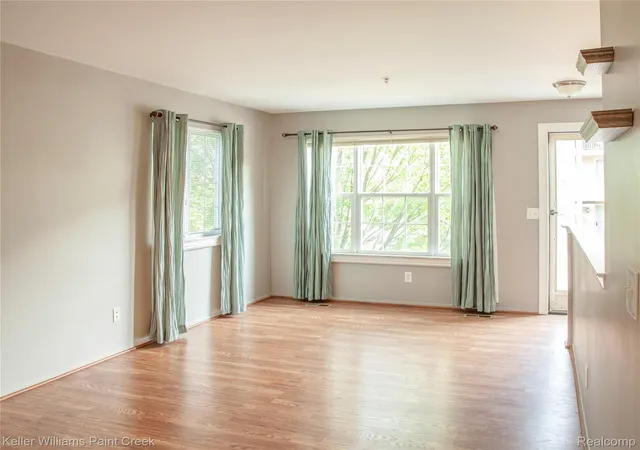 Listing Photo 4 - Condo for sale in building located at 100 Evergreen Trl, Lake Orion, MI 48362 - Unit #60