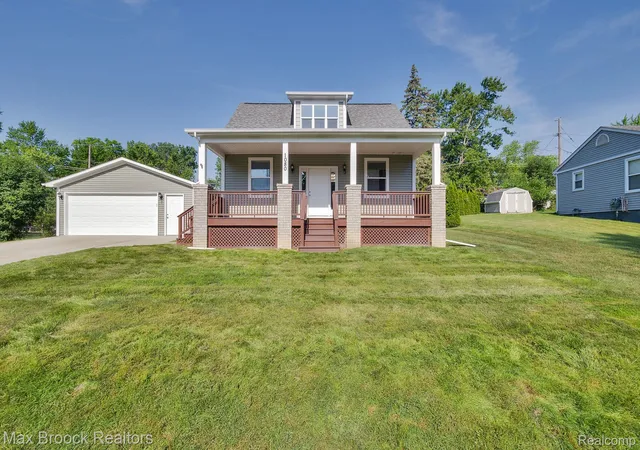 Photo 1 of Single family home for sale at 1080 Oregon Blvd, Waterford, MI 48327 | MLS# 20261075039 | Listing updated on 2026-10-10