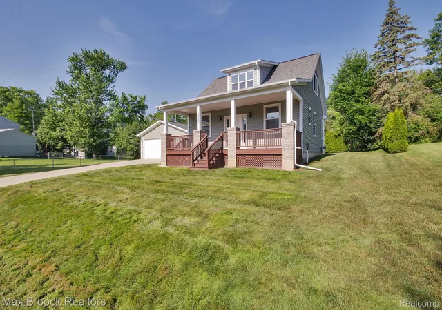 Photo 2 of Single family home for sale at 1080 Oregon Blvd, Waterford, MI 48327 | MLS# 20261075039 | Listing updated on 2026-10-10