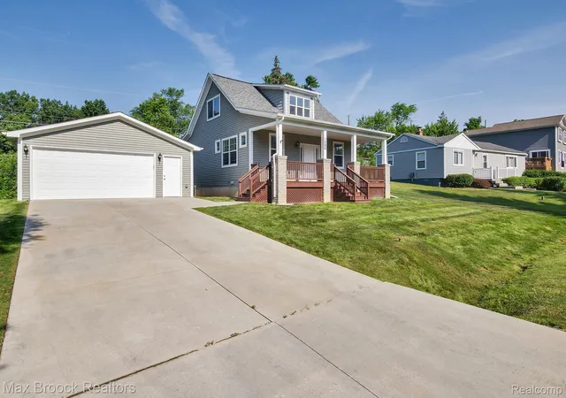 Photo 3 of Single family home for sale at 1080 Oregon Blvd, Waterford, MI 48327 | MLS# 20261075039 | Listing updated on 2026-10-10