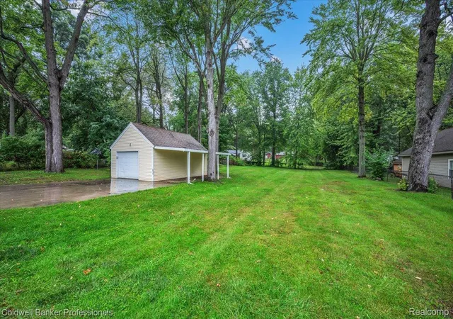 Photo 3 of Single family home for sale at 733 Lakeshore Dr, Columbiaville, MI 48421 | MLS# 20261075057 | Listing updated on 2026-10-18