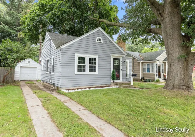 Photo 1 of Single family home for sale at 823 Alger St Se, Grand Rapids, MI 49507 | MLS# 65026049476 | Listing updated on 2026-10-20