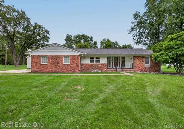 Photo 1 of Single family home for sale at 2230 Odette Dr, Waterford, MI 48328 | MLS# 20261075125 | Listing updated on 2026-10-17