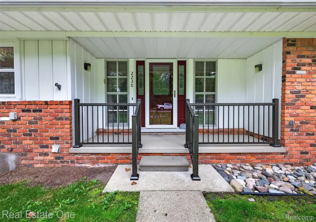 Photo 2 of Single family home for sale at 2230 Odette Dr, Waterford, MI 48328 | MLS# 20261075125 | Listing updated on 2026-10-17