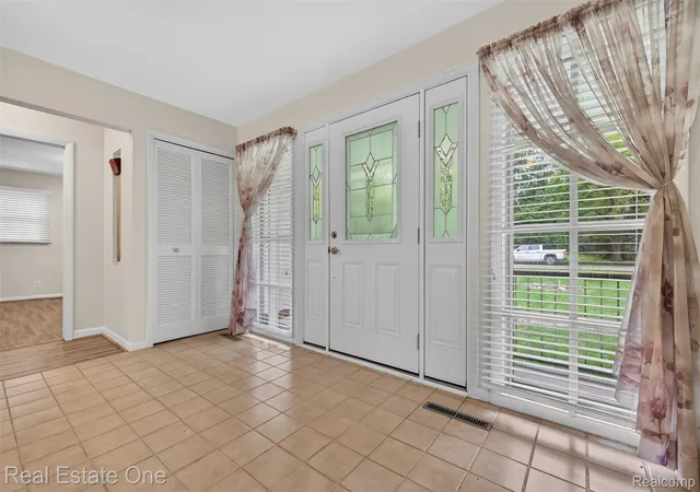 Photo 3 of Single family home for sale at 2230 Odette Dr, Waterford, MI 48328 | MLS# 20261075125 | Listing updated on 2026-10-17
