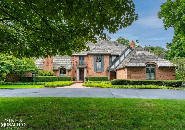 Photo 1 of Sale Pending at 121 Vendome Rd, Grosse Pointe Farms, MI 48236 | MLS# 58050222059 | Listing updated on 2026-10-08