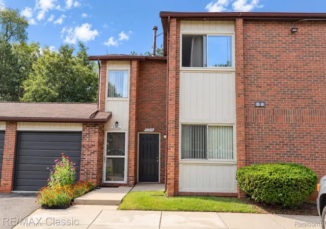 Listing Photo 1 - Condo for sale in building located at 33899 Pondview Cir, Livonia, MI 48150 - Unit #10